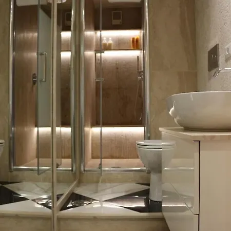 Trevi Fountain Luxury Flat