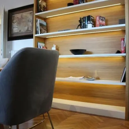 Trevi Fountain Luxury Flat Apartman